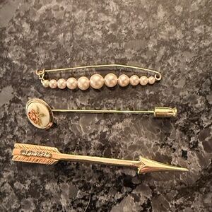 Elegant Gold and Pearl Brooch Set